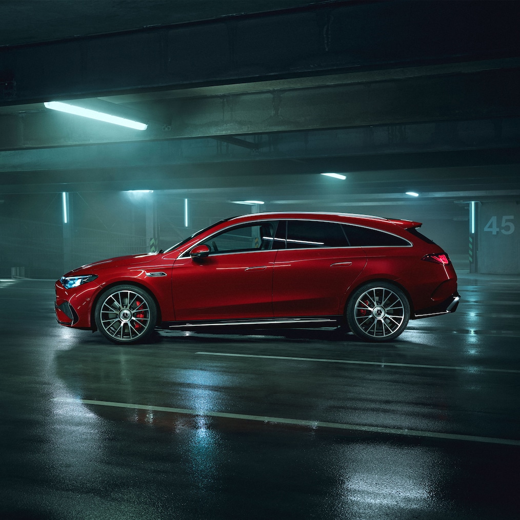 Mercedes-AMG CLA 45 4MATIC+ Shooting Brake electric v odstínu MANUFAKTUR červená.