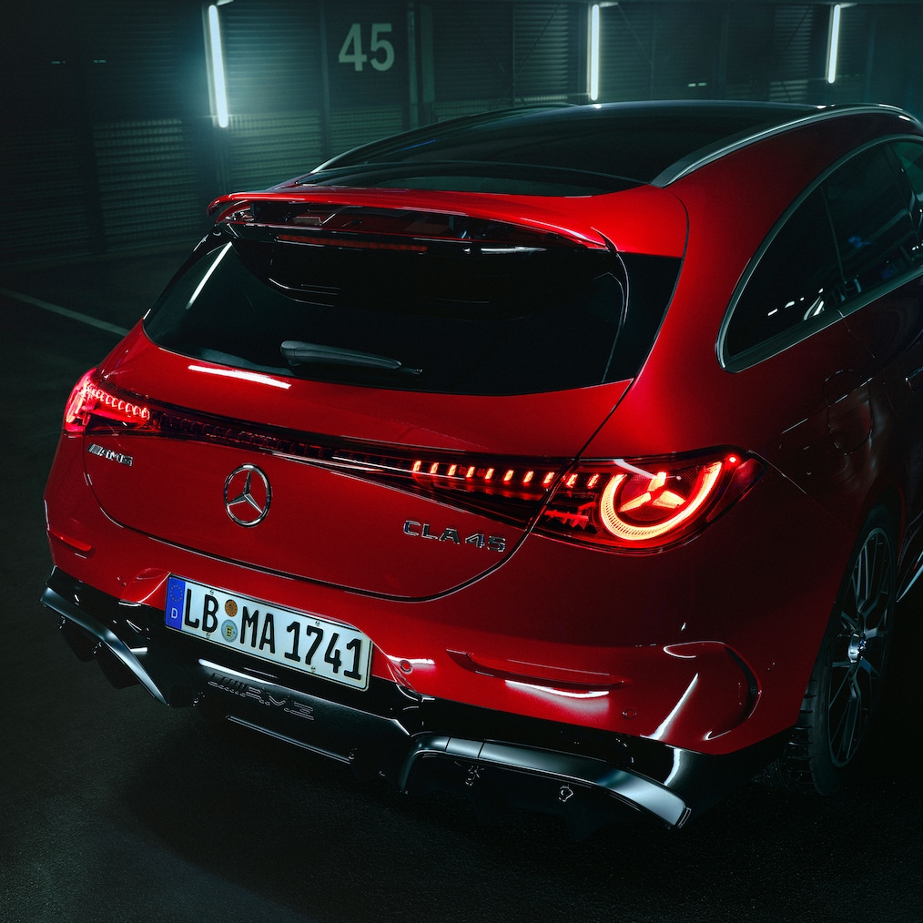 Záď specifická pro AMG nového Mercedes-AMG CLA 45 4MATIC+ Shooting Brake electric.