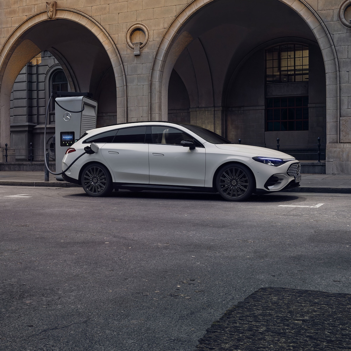 Elektrické CLA Shooting Brake na nabíjecí stanici.