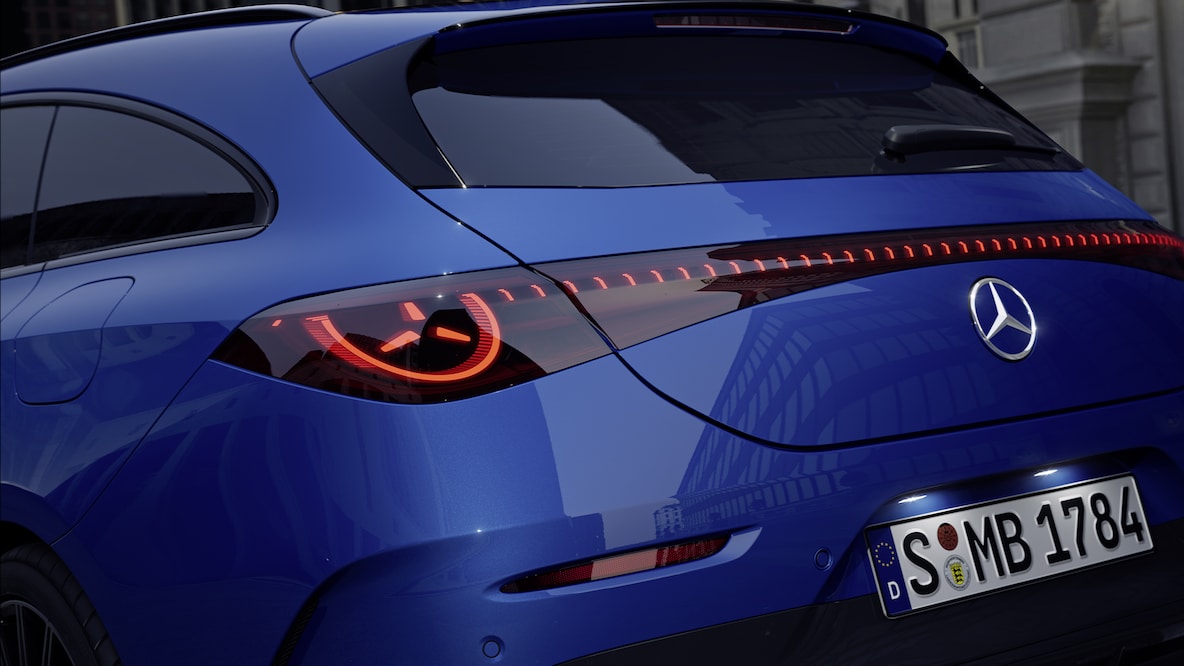 Zcela nové vozidlo Mercedes-Benz CLA Shooting Brake X178 s&nbsp;linií AMG Line Plus při bočním pohledu zezadu.