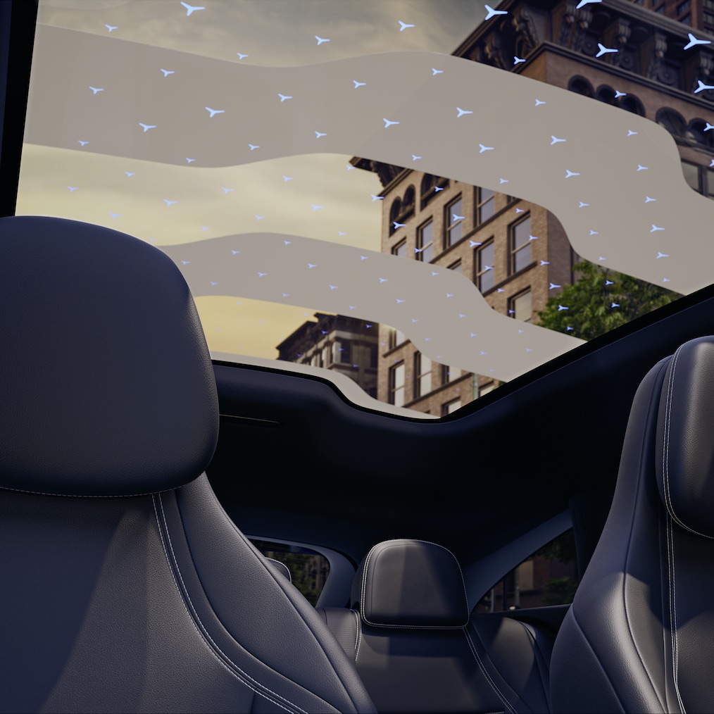 Pohled zevnitř vozu na panoramatické střešní okno s funkcí SKY CONTROL s osvětleným vzorem.