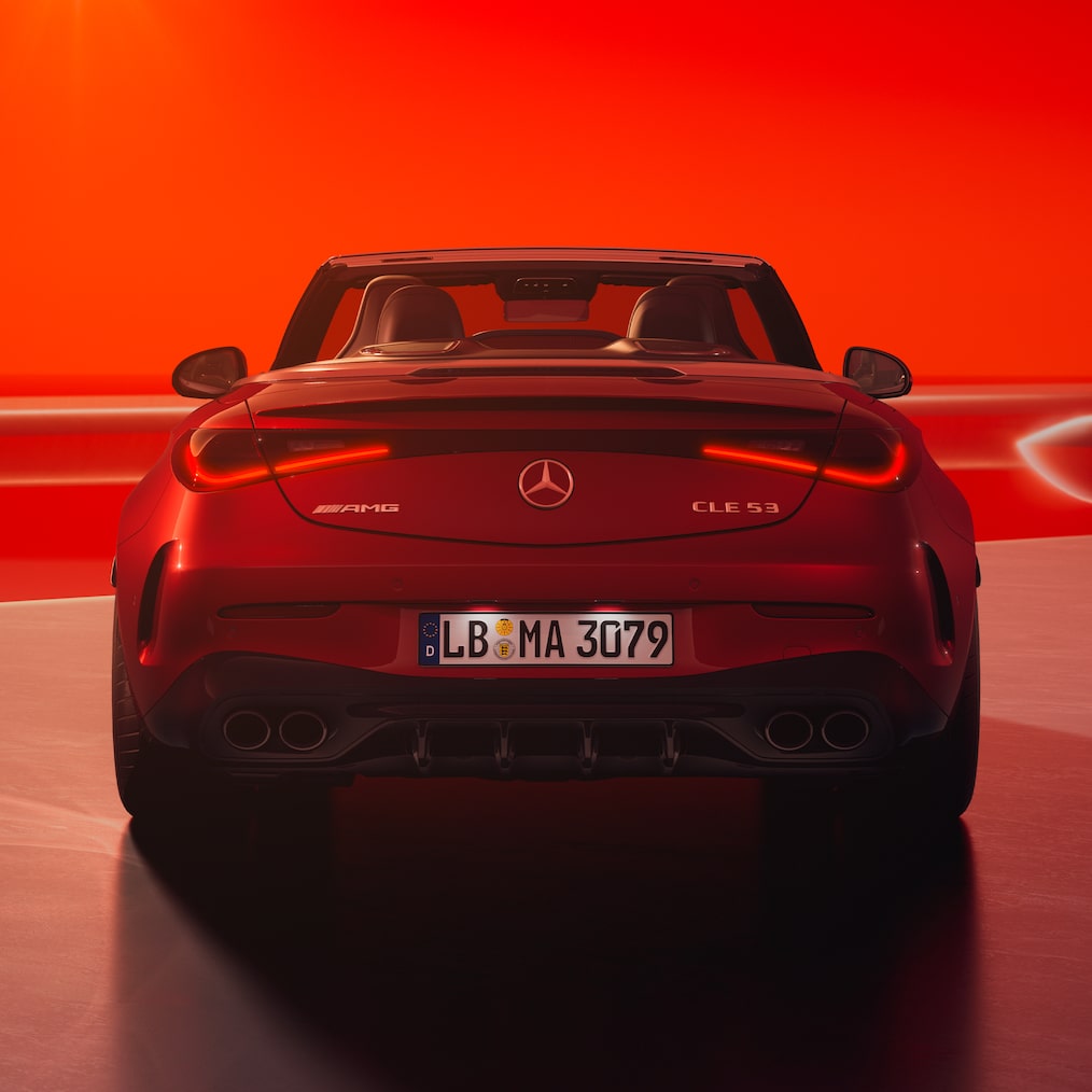 Mercedes-AMG CLE 53 4MATIC+ kabriolet při čelním pohledu zezadu.