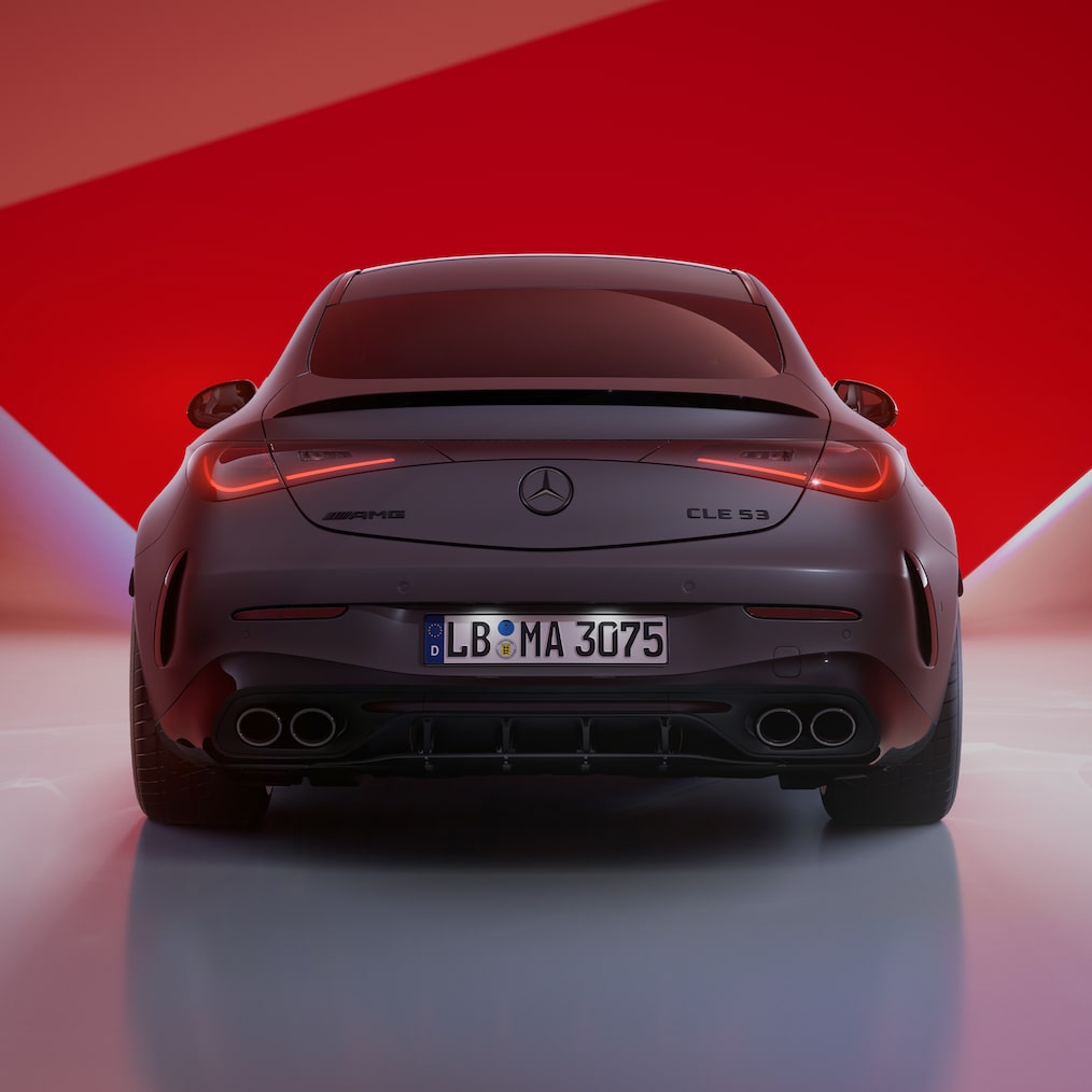 Mercedes-AMG CLE 53 4MATIC+ kupé při pohledu z boku zepředu (nebo pohledu zezadu).