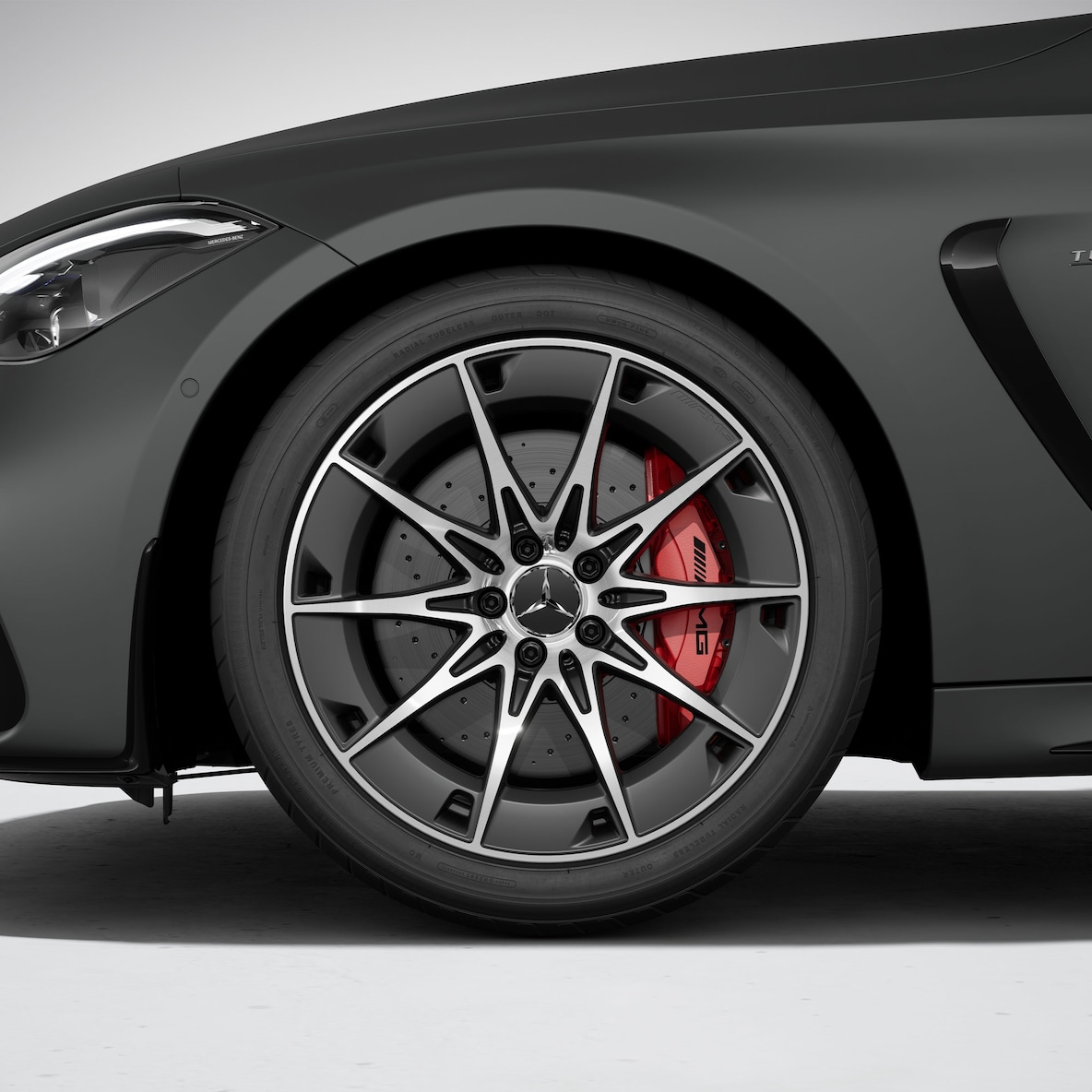 Mercedes-AMG CLE 53 4MATIC+ kupé při dynamickém pohledu (jízdní situace).