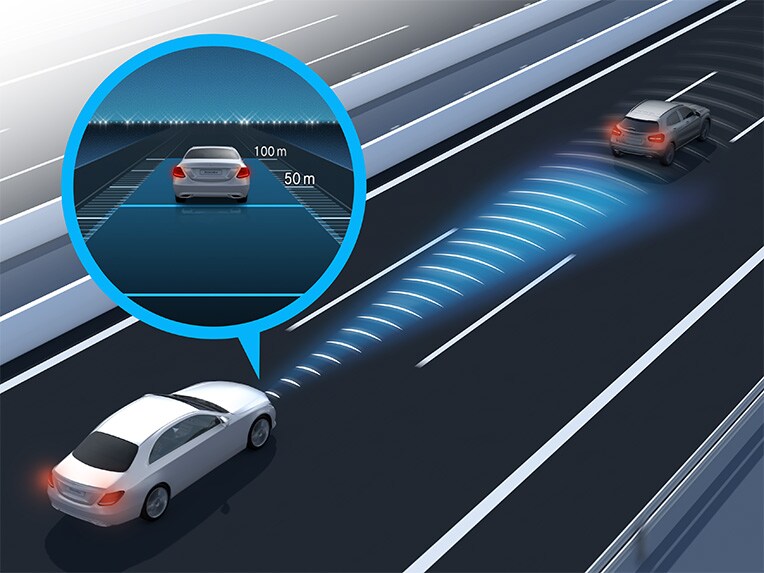 Aktivní asistent udržování odstupu DISTRONIC vozu Mercedes-Benz Třídy E kabriolet.