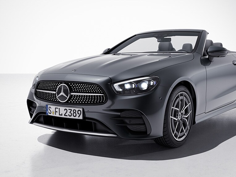 Exteriér kabrioletu Třídy E od Mercedes-Benz s linií AMG.