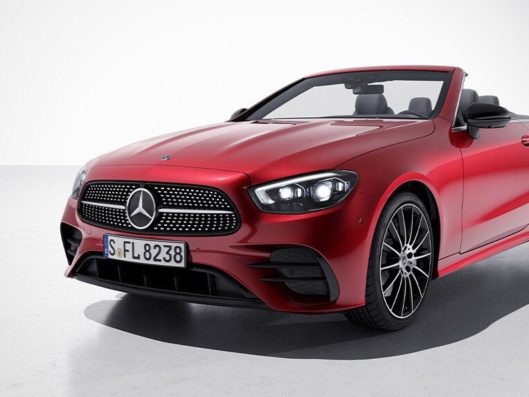 Exteriér kabrioletu Třídy E od Mercedes-Benz se sadou Night.