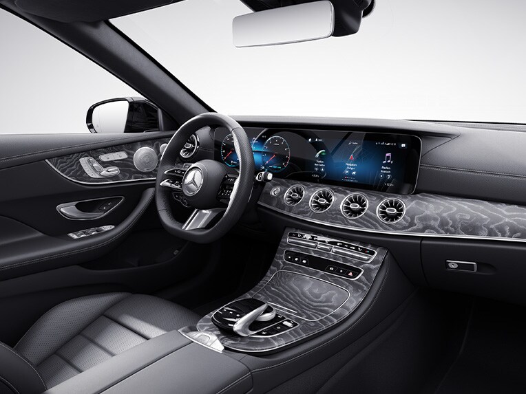 Interiér kabrioletu Třídy E od Mercedes-Benz s linií AMG.