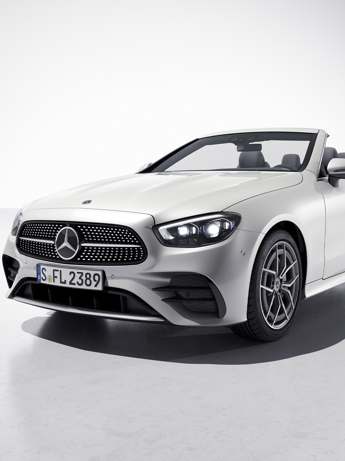 Mercedes-Benz Třídy&nbsp;E Kabriolet při bočním pohledu zepředu.