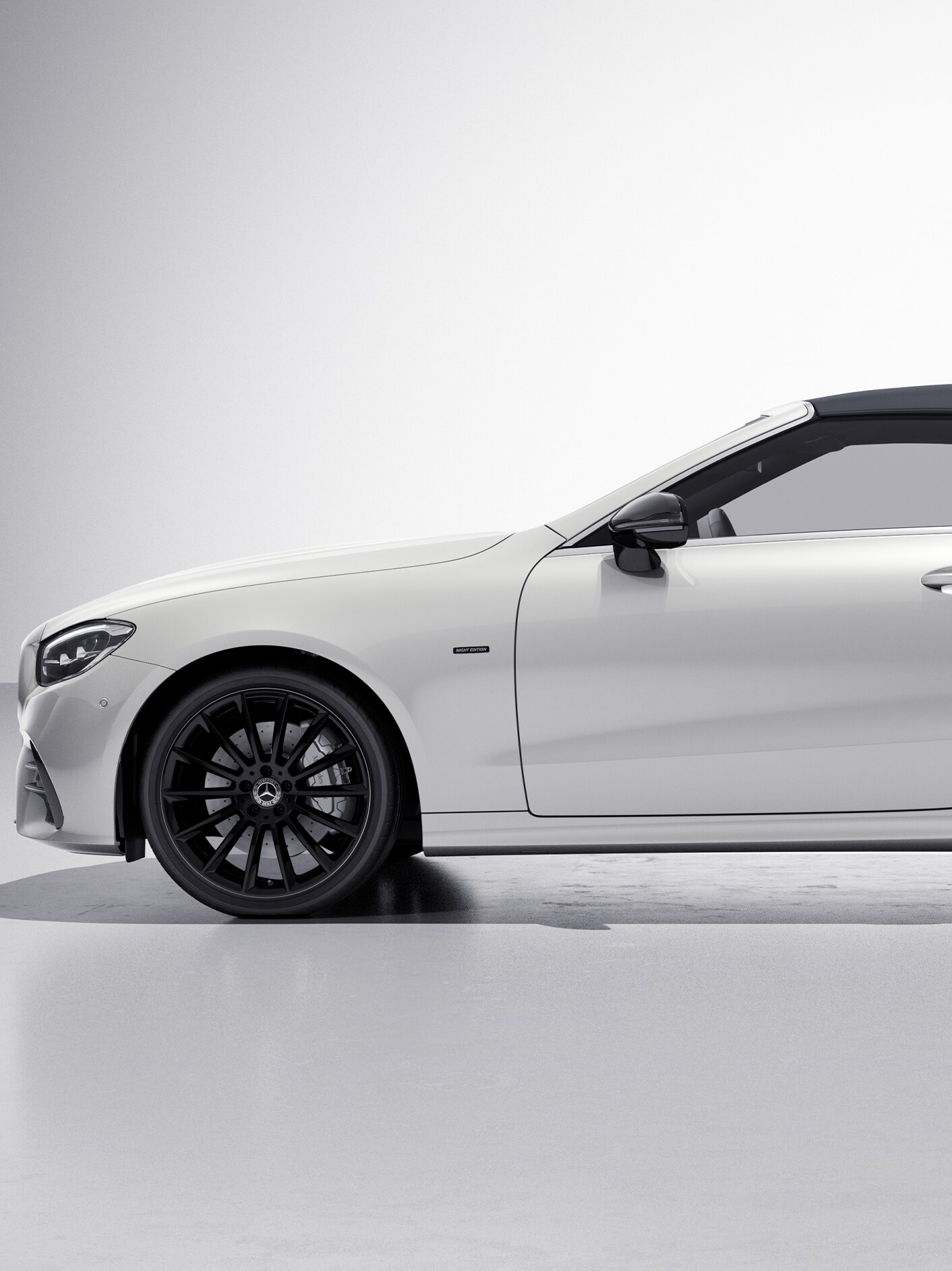 Exteriér modelu Night Edition vozu Mercedes-Benz Třídy&nbsp;E Kabriolet.