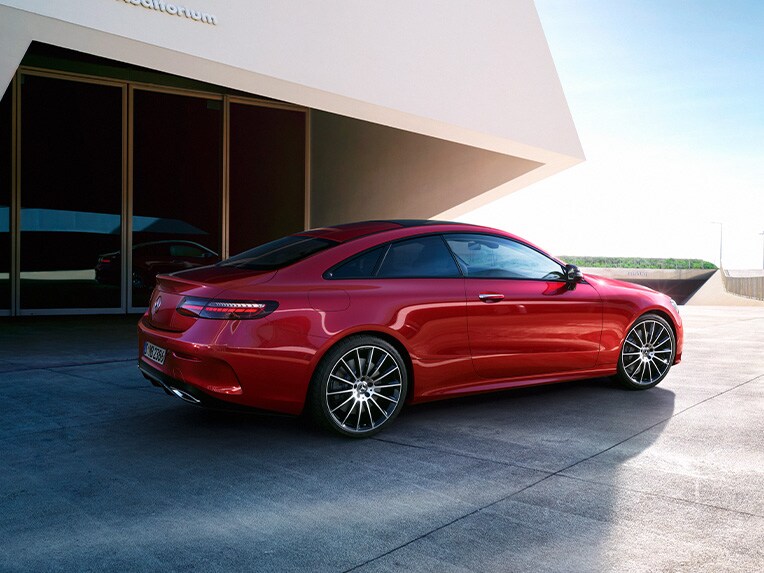 Mercedes-Benz Třídy E Kupé při pohledu zezadu.