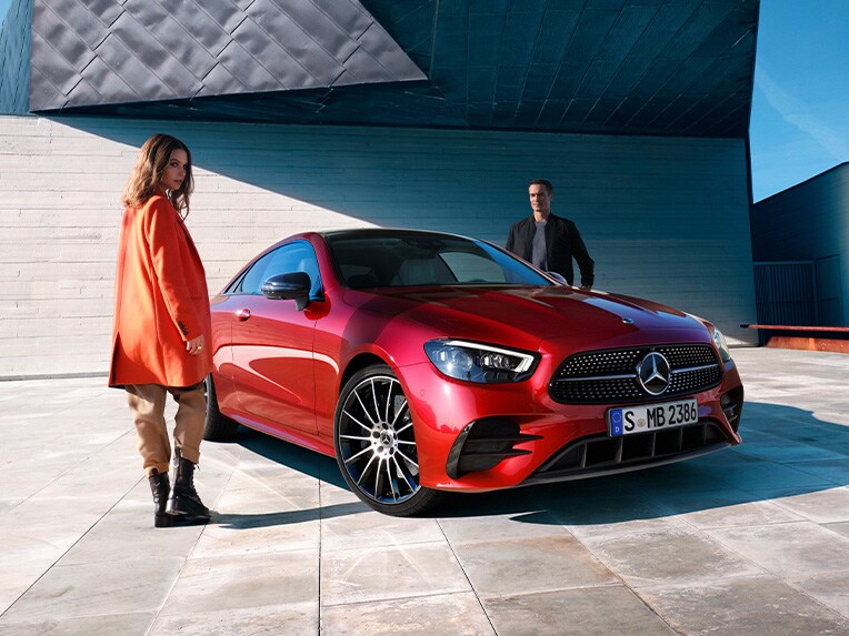 Mercedes-Benz Třídy E Kupé při bočním pohledu zepředu.