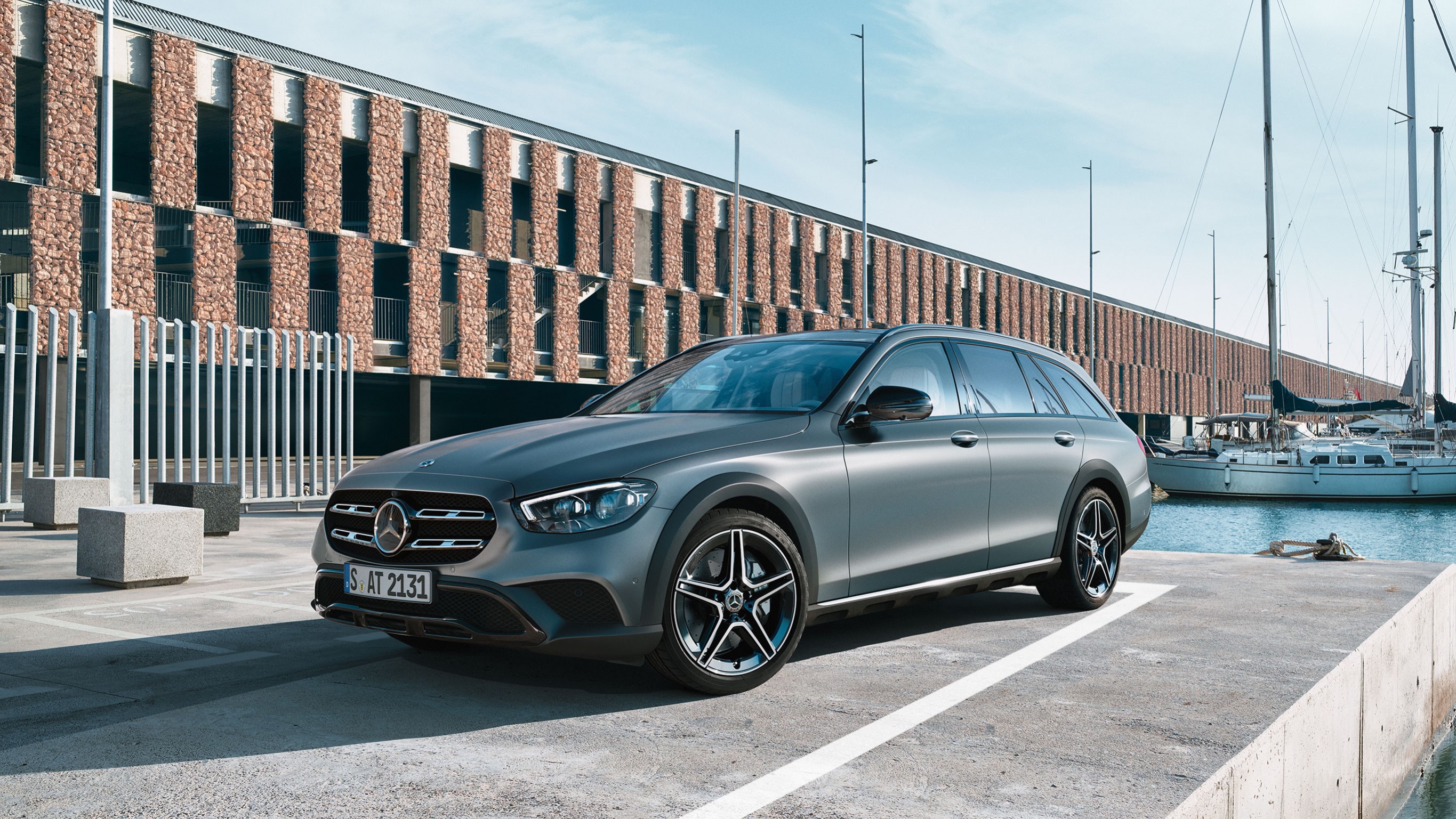 Financování pro vozy Třídy C a E ve speciální edici Vůz Mercedes-Benz stojí čelem k objektivu na nábřeží na parkovacím místě. Na pozadí jsou vidět zaparkované lodě.