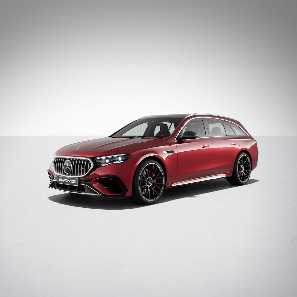 Pohled z boku zepředu na vozidlo Mercedes-AMG E 53 HYBRID 4MATIC+ kombi se sadou AMG Night I a II.