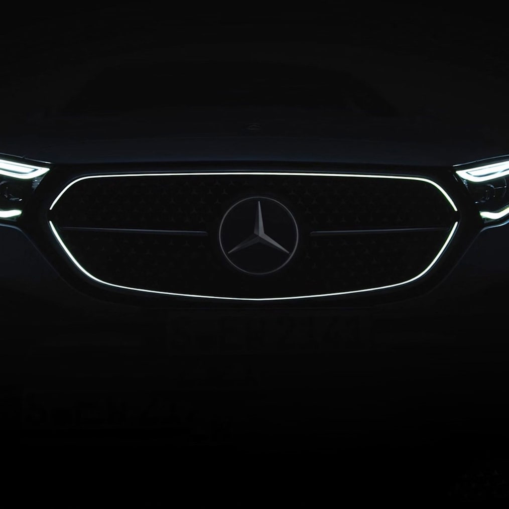 Osvětlená maska chladiče vozidla Mercedes-Benz Třídy E kombi.