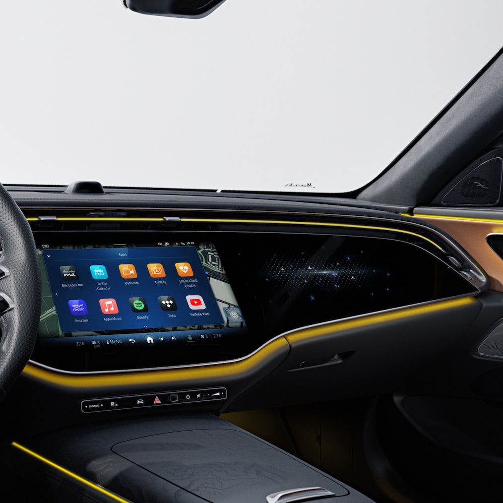 Superscreen MBUX ve vozidle Mercedes-Benz Třídy E kombi.