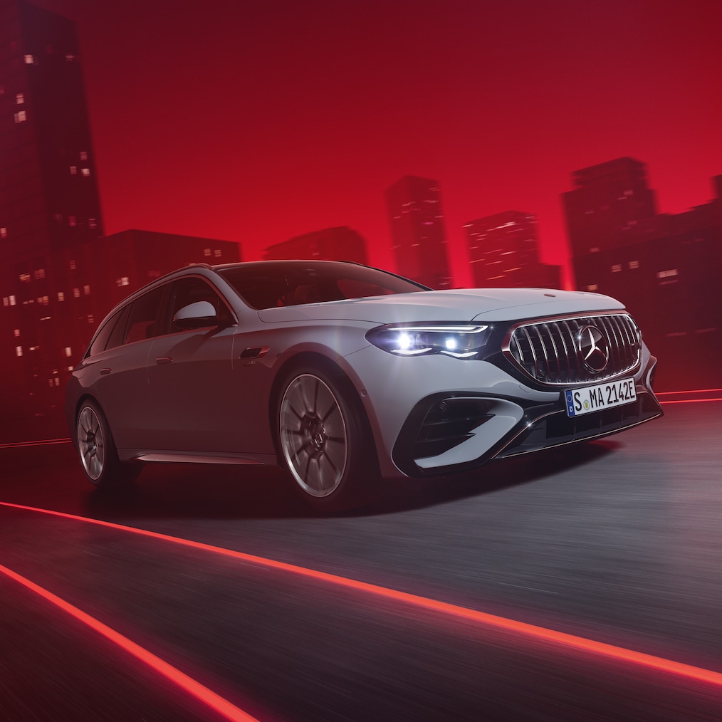Dynamický pohled z boku zepředu na Mercedes-AMG E 53 HYBRID 4MATIC+ (jízdní situace).