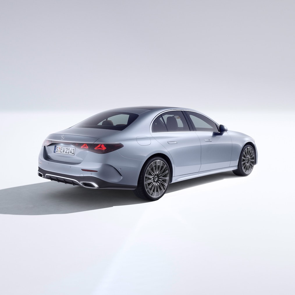 Třída E sedan: boční pohled zezadu na luxusní auto od Mercedes-Benz.