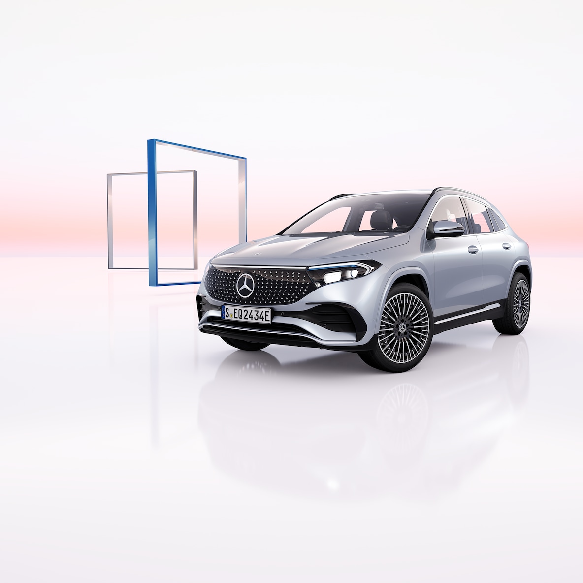 Mercedes-Benz EQA při pohledu z boku zepředu.