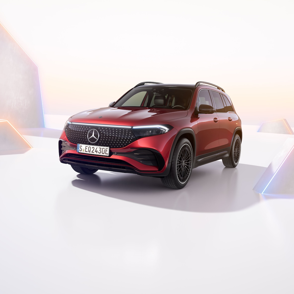 Mercedes-Benz EQB při pohledu z boku zepředu.