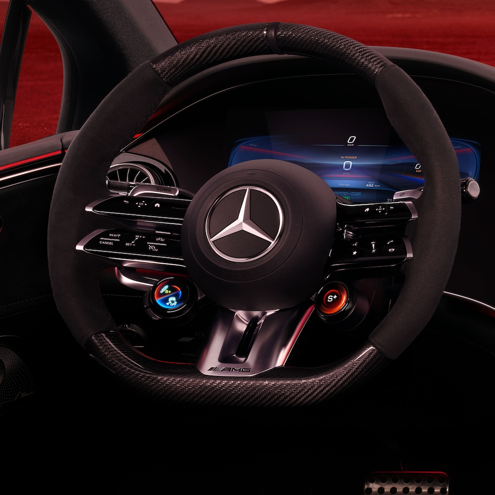 Tlačítka AMG na volantu v interiéru vozu Mercedes-AMG EQE sedan.