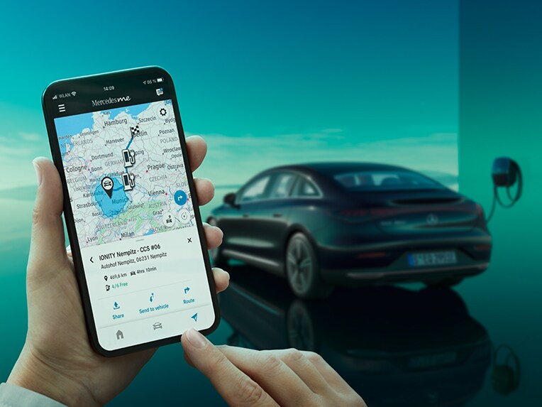 EQE sedan nabíjející se z wallboxu Mercedes-Benz.