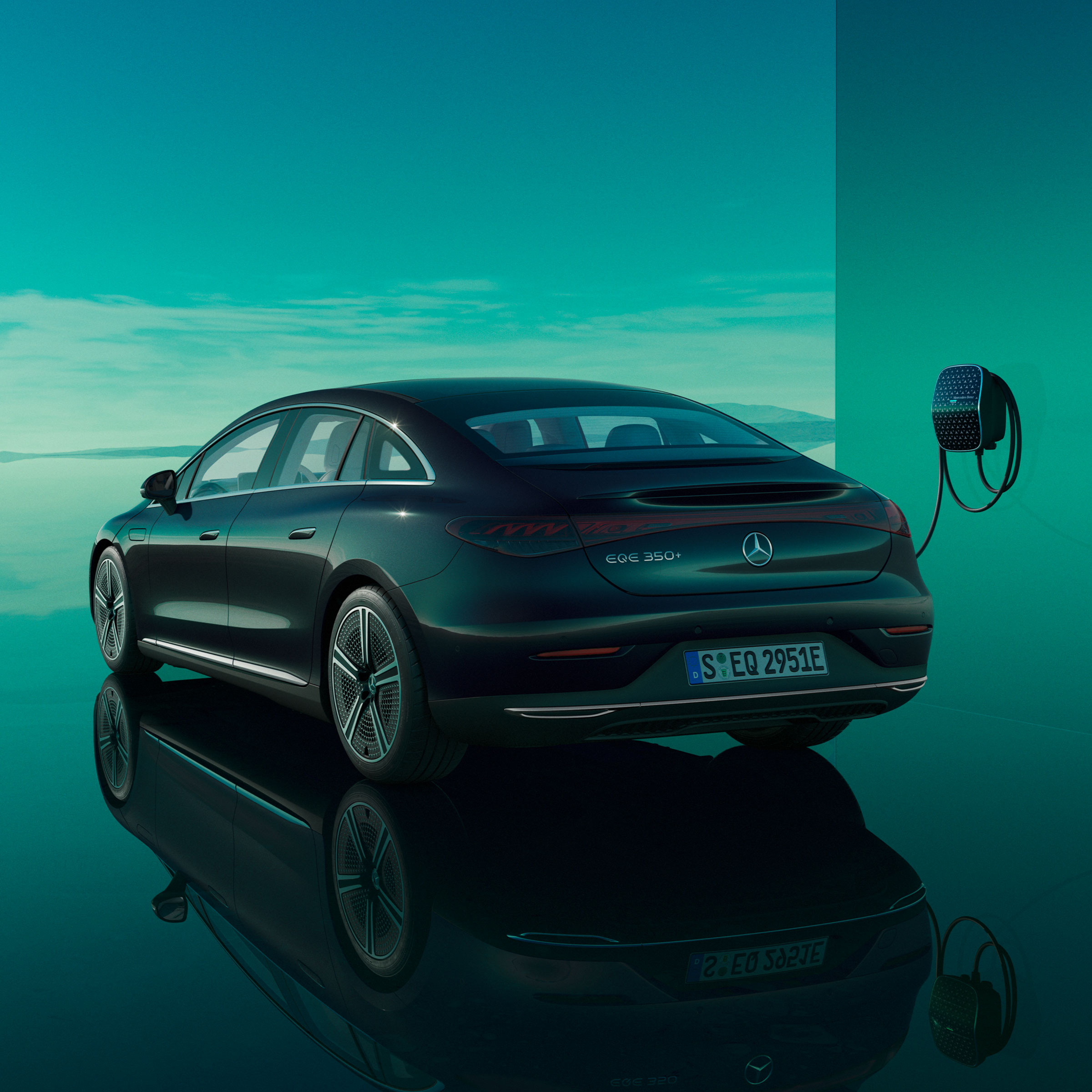 EQE sedan nabíjející se pomocí wallboxu Mercedes-Benz, který se dodává zvlášť.