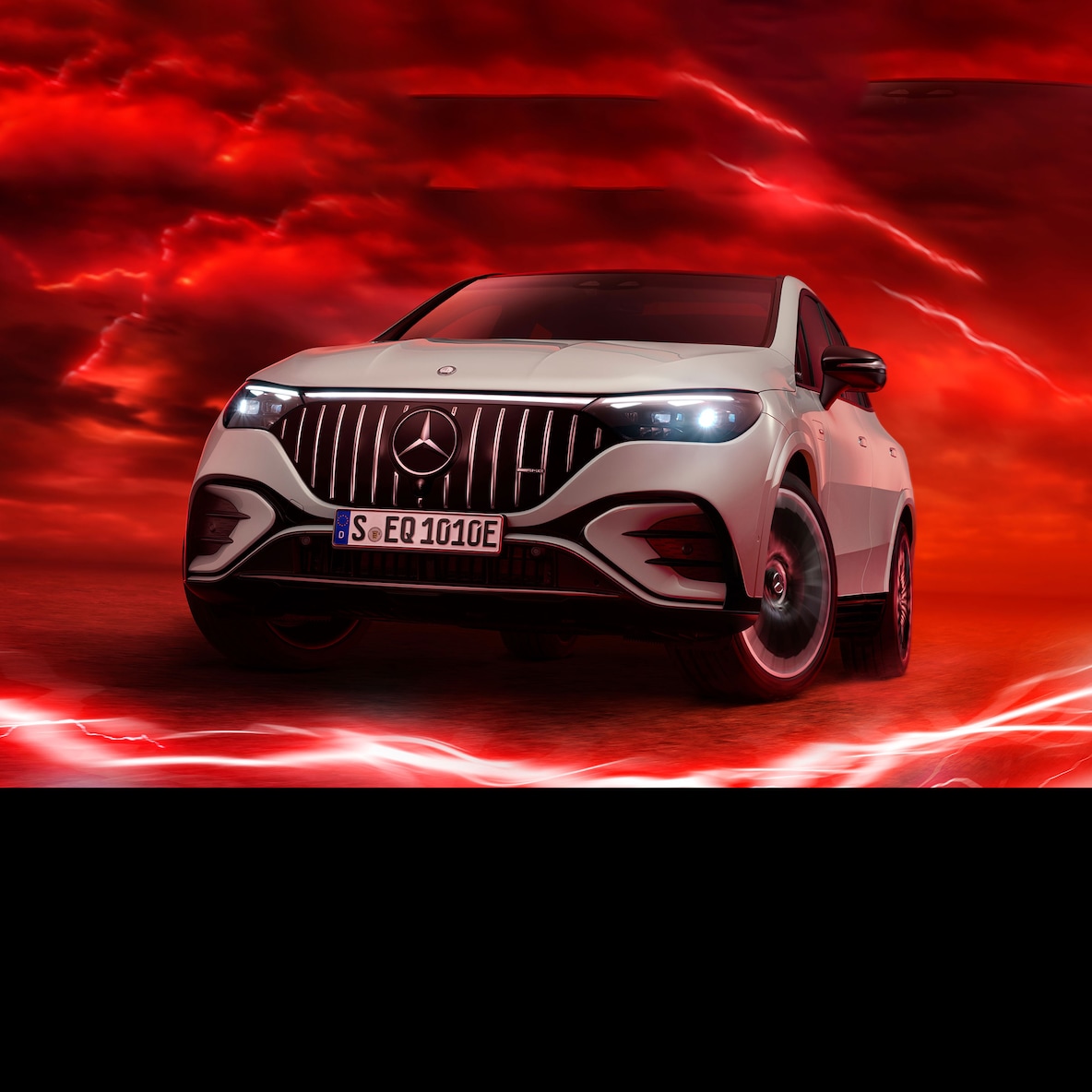 Mercedes-AMG EQE 53 4MATIC+ při pohledu zepředu před červeným pozadím.