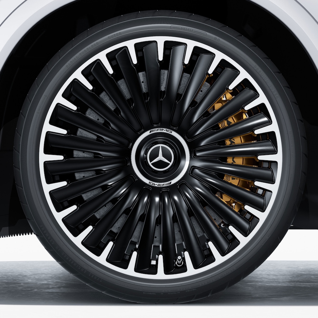 Detailní záběr na kolo AMG z lehké slitiny se zářivou vysoce výkonnou keramickou kompozitní brzdovou soustavou AMG.
