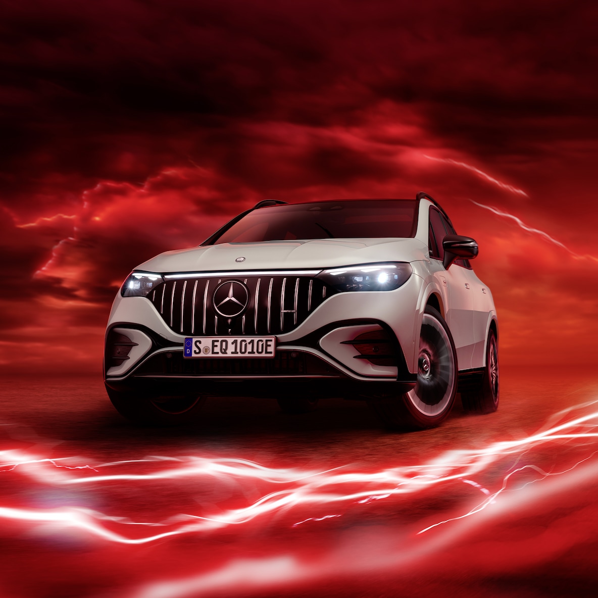 Mercedes-AMG EQE 53 4MATIC+ při pohledu zepředu před červeným pozadím.