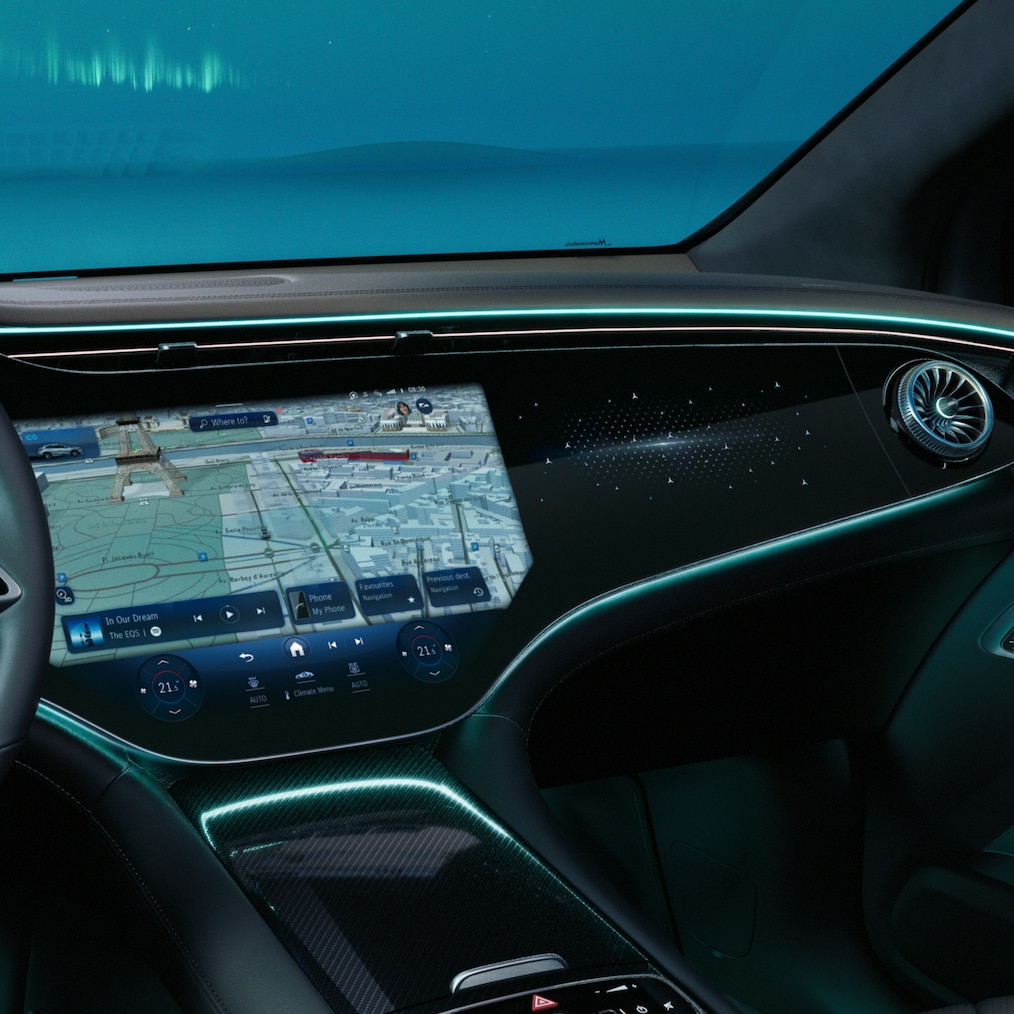 Pohled zepředu na MBUX Hyperscreen ve vozidle EQE SUV od Mercedes-Benz.