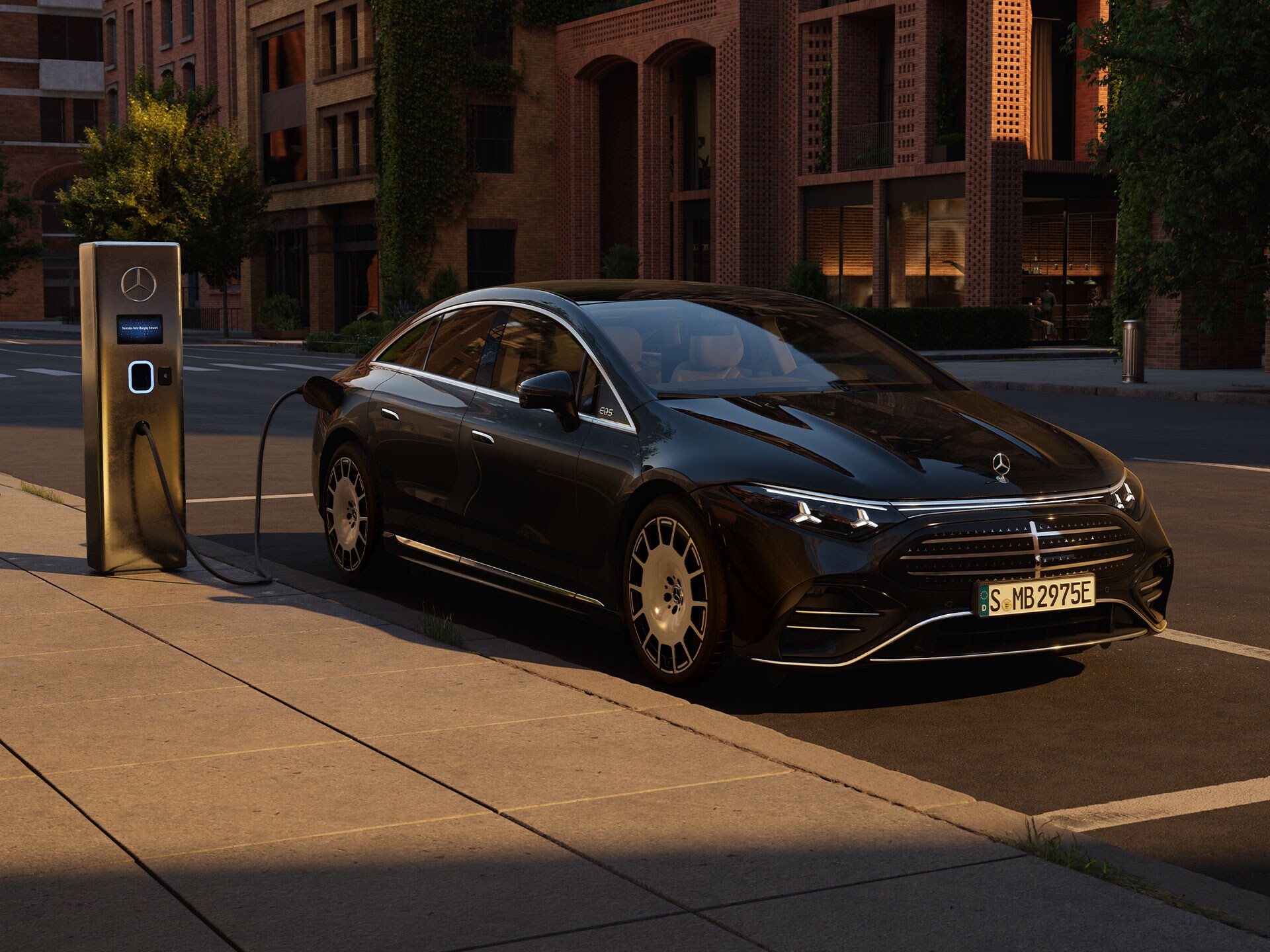 Nové plně elektrické EQS od Mercedes-Benz se nabíjí před veřejnou nabíjecí stanicí.