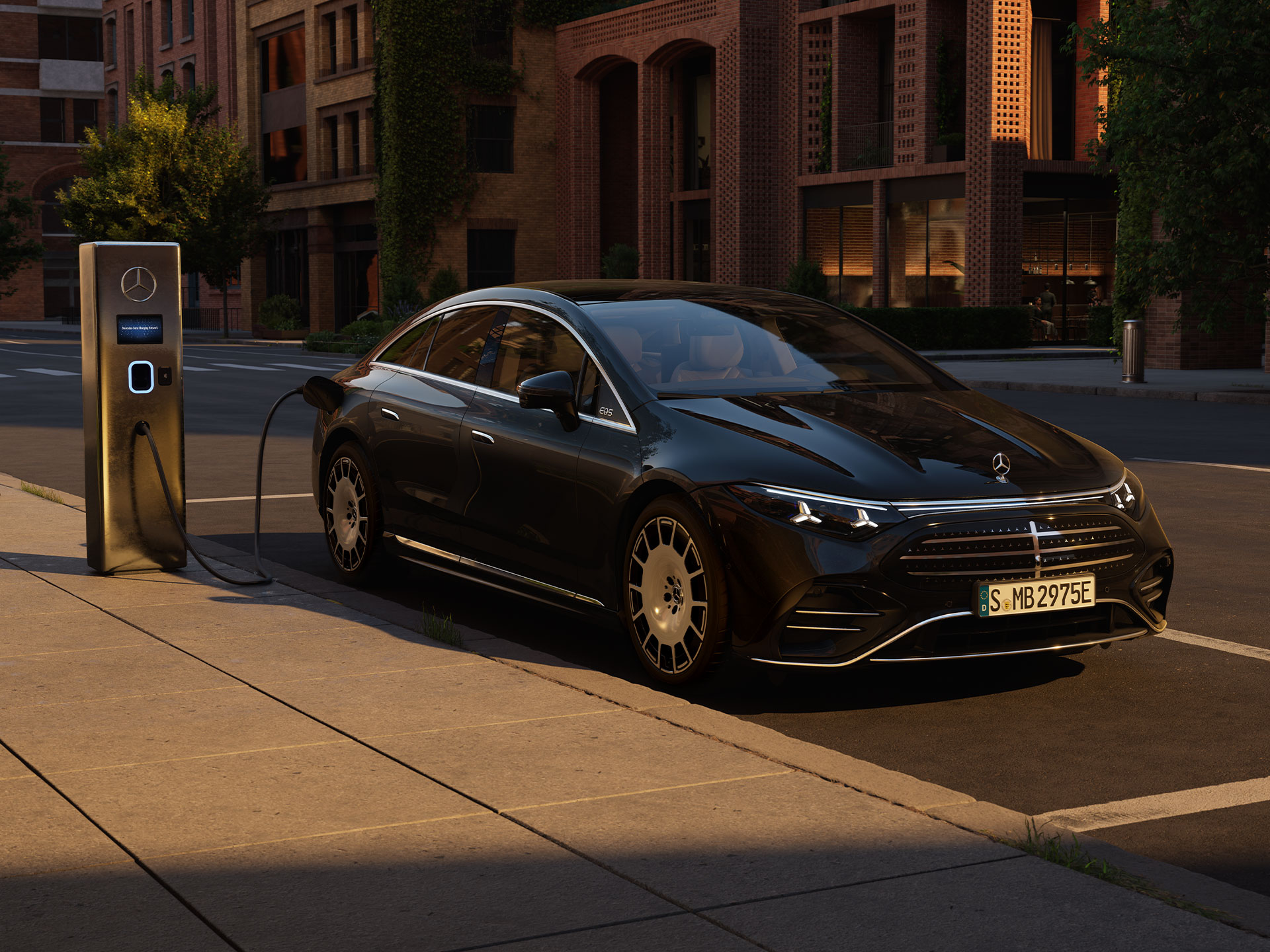 Dojezd a nabíjení | EQS | Mercedes-Benz Nové plně elektrické EQS od Mercedes-Benz se nabíjí před veřejnou nabíjecí stanicí.