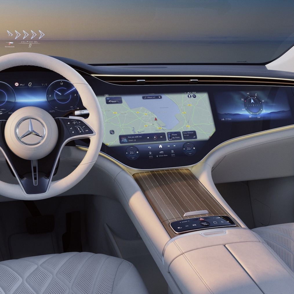 MBUX Hyperscreen v luxusním vozu EQS SUV z pohledu řidiče.