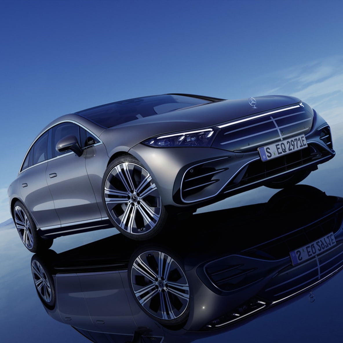 Pohled z boku zepředu na vozidlo EQS sedan od Mercedes-Benz.