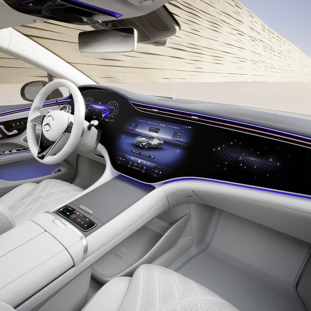 Interiér s MBUX Hyperscreen v sedanu EQS od Mercedes-Benz.