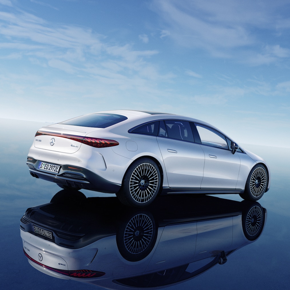 Pohled zezadu na EQS sedan s otevřenými dveřmi spolujezdce.
