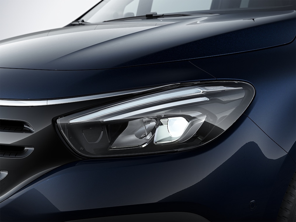 Na obrázku je detailní pohled na světlomety LED High Performance.