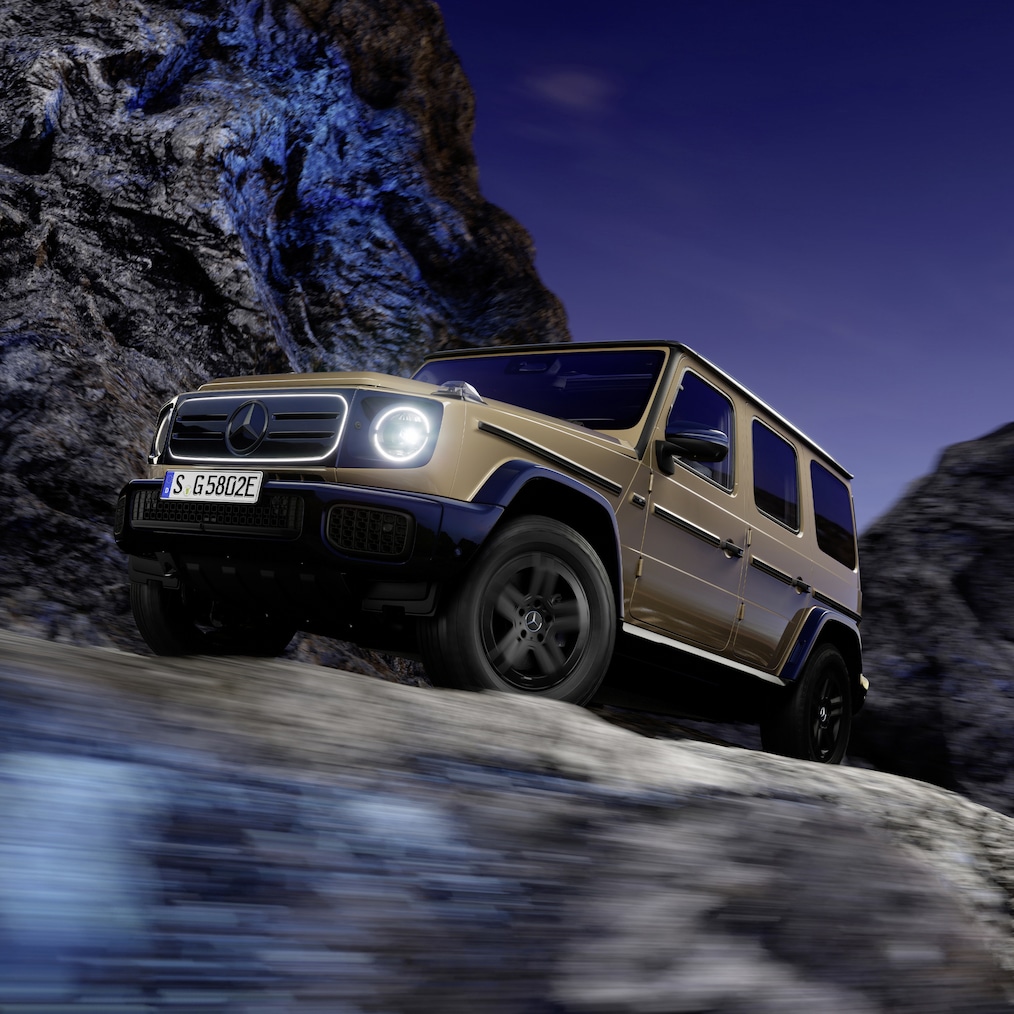 Detailní záběr na maska chladiče s černým panelem na modelu Mercedes-Benz G 580 s technologií EQ.