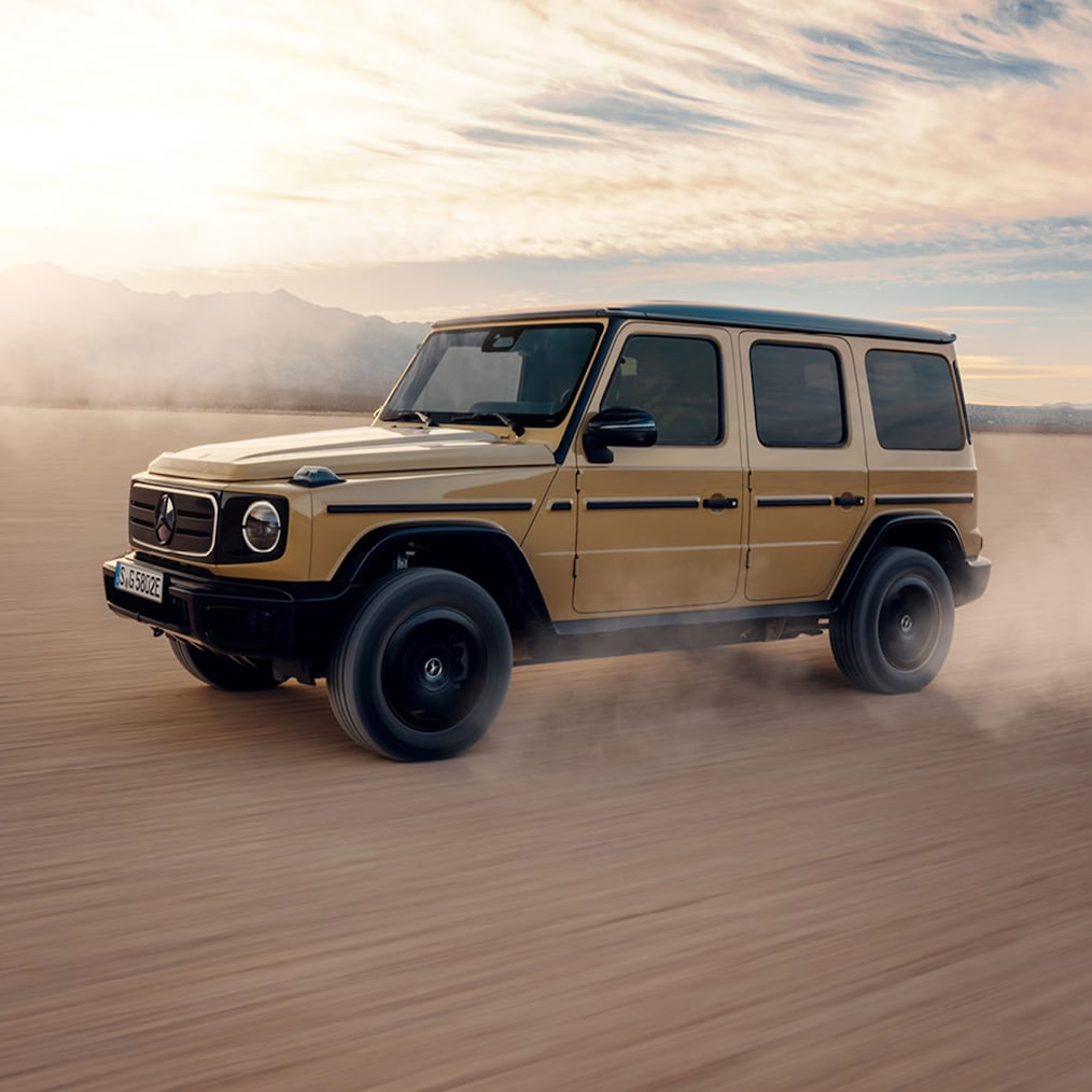 Zobrazení specifická pro jízdu v terénu na displeji sdruženého přístroje / media displeji nebo Mercedes-Benz G 580 jedoucí v terénu.