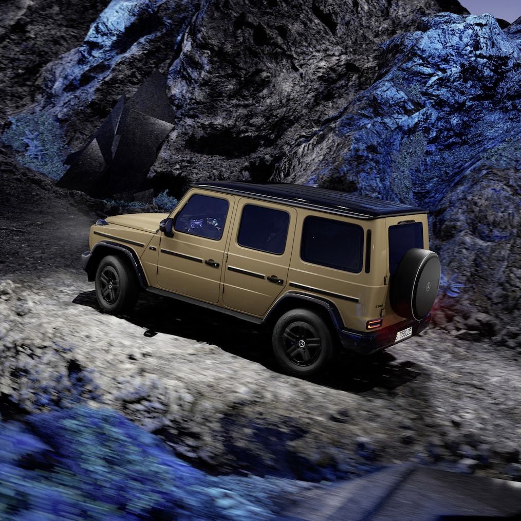 Zobrazení specifická pro jízdu v terénu na displeji sdruženého přístroje / media displeji nebo Mercedes-Benz G 580 jedoucí v terénu.