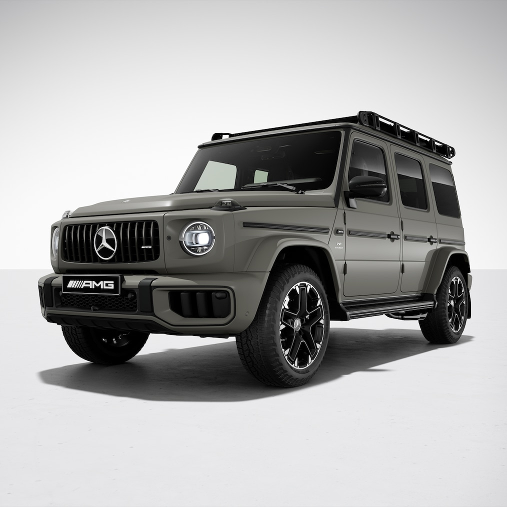 Pohled z&nbsp;boku zepředu na model Mercedes-AMG G 63 se sadou AMG Offroad PRO.