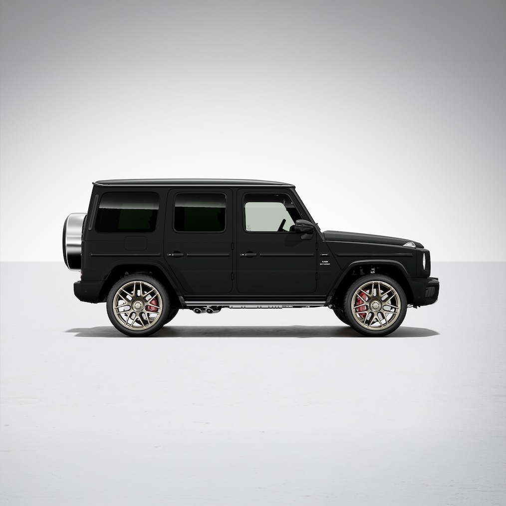 Pohled z&nbsp;boku na model Mercedes-AMG G 63 se sadou AMG Performance.