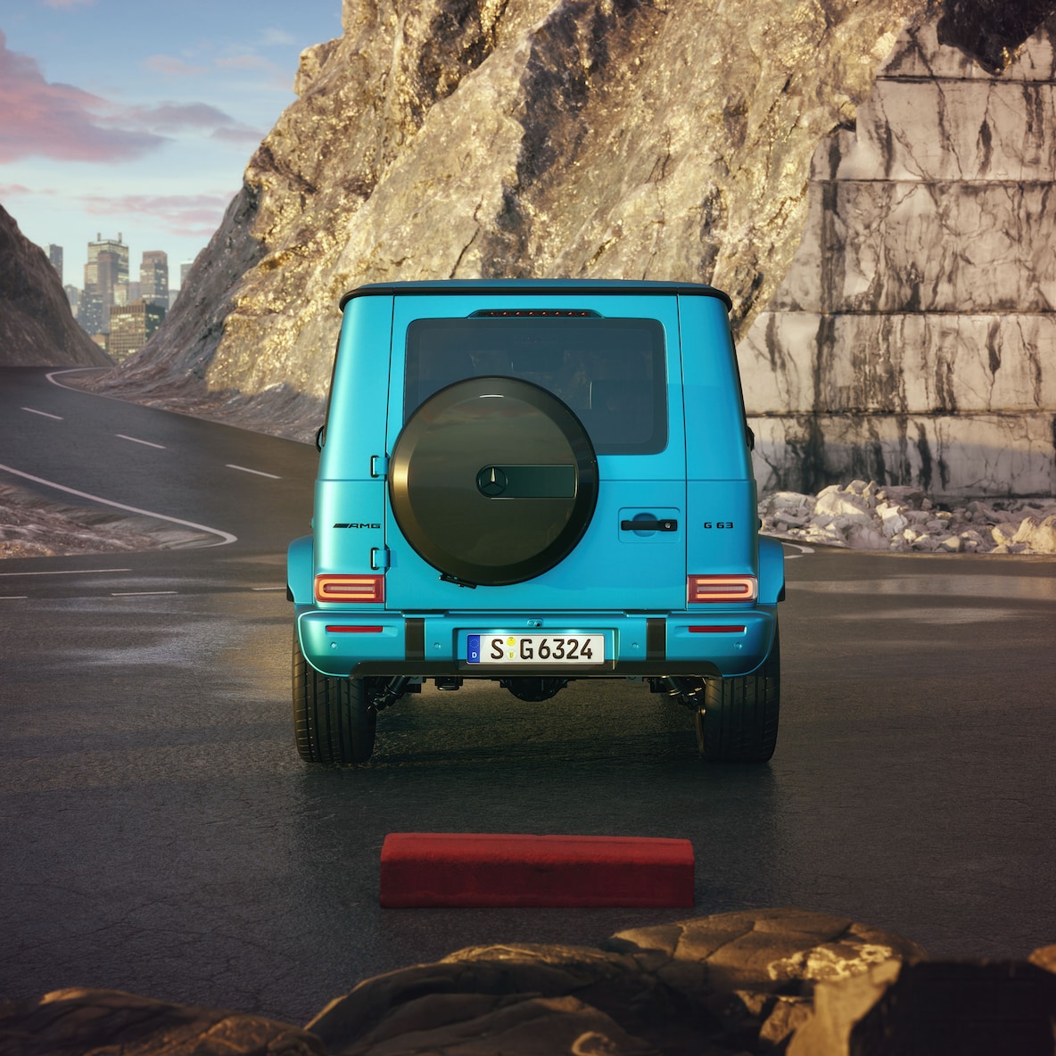 Pohled z&nbsp;boku zepředu na model Mercedes-AMG G 63 se sadou AMG carbon exteriér.