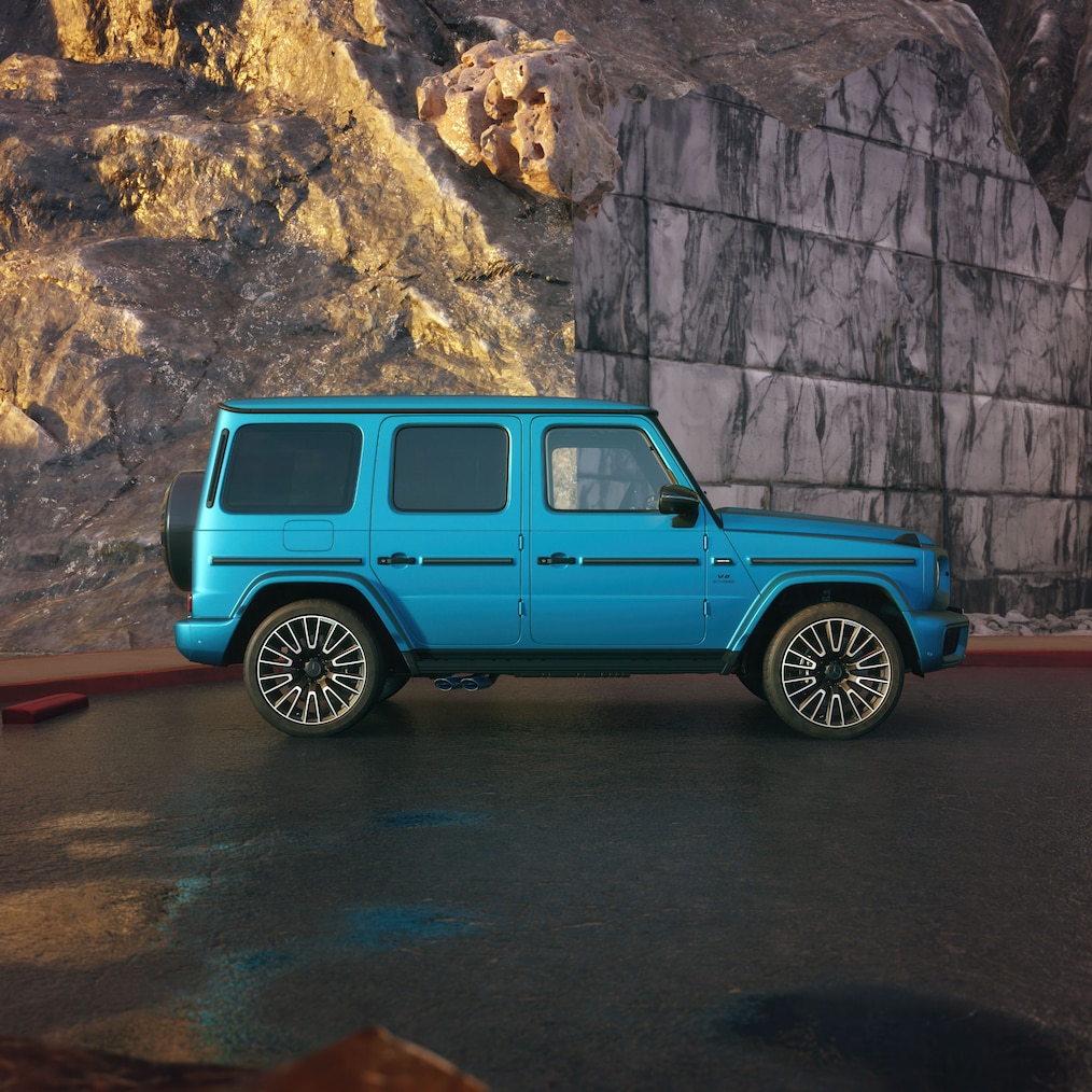 Pohled z&nbsp;boku zepředu na model Mercedes-AMG G 63 s&nbsp;barevným odstínem MANUFAKTUR modrá hyper magno.