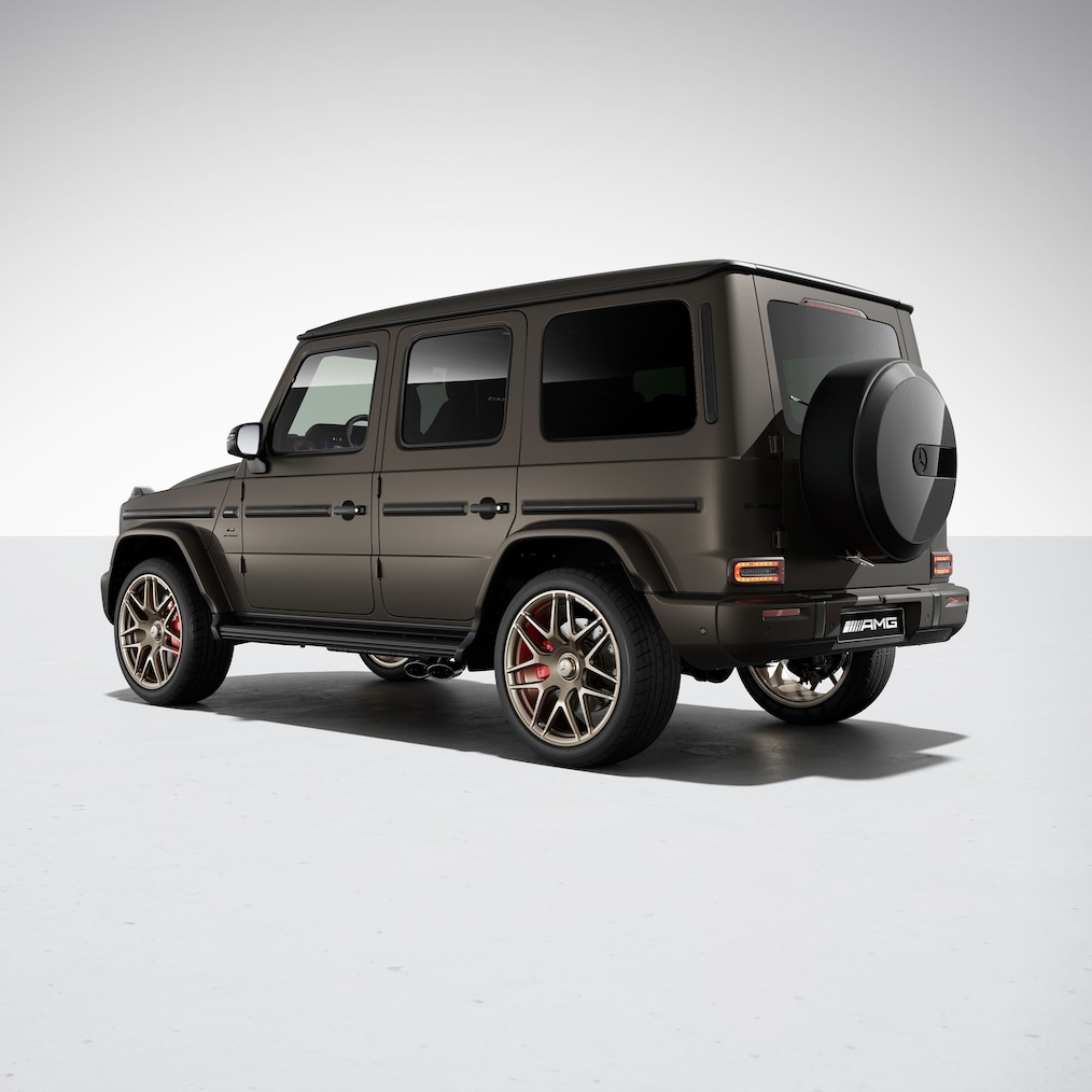 Pohled z boku na model Mercedes-AMG G 63 se sadou AMG Performance.