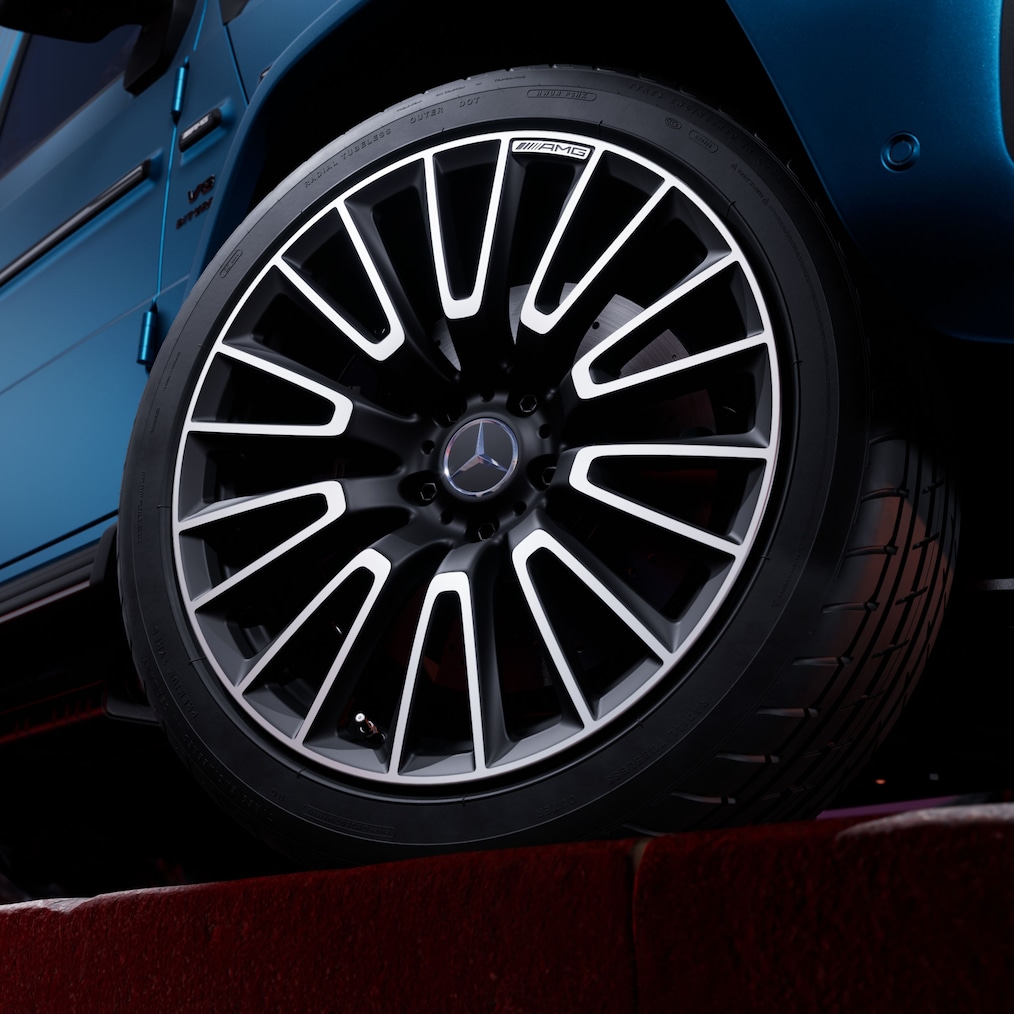 Detailní záběr na kované kolo AMG v designu zkřížených paprsků na modelu Mercedes-AMG G 63 (RG4).
