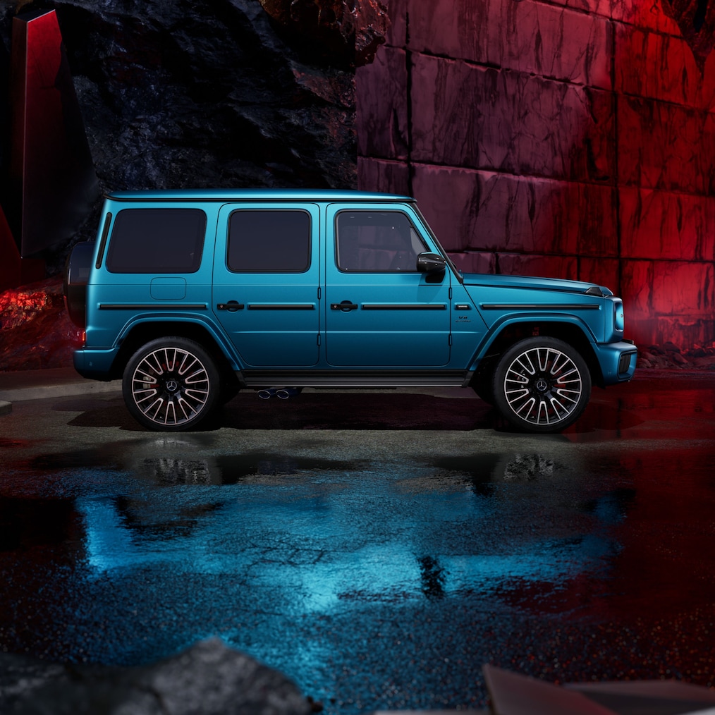Pohled z boku zepředu na model Mercedes-AMG G 63 s barevným odstínem MANUFAKTUR modrá hyper magno.