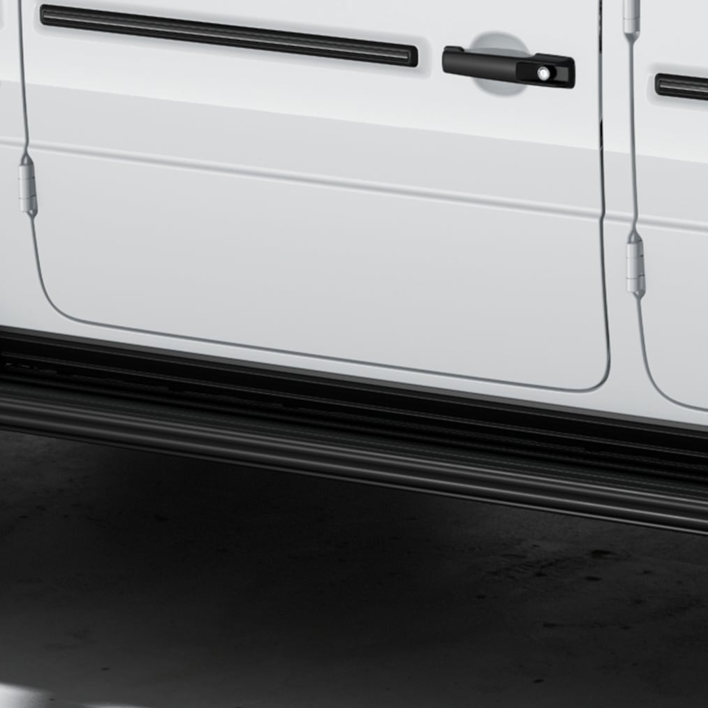 Boční pohled zezadu (shora) na model Mercedes-Benz G 450 d se stupátky MANUFAKTUR v&nbsp;černé barvě.