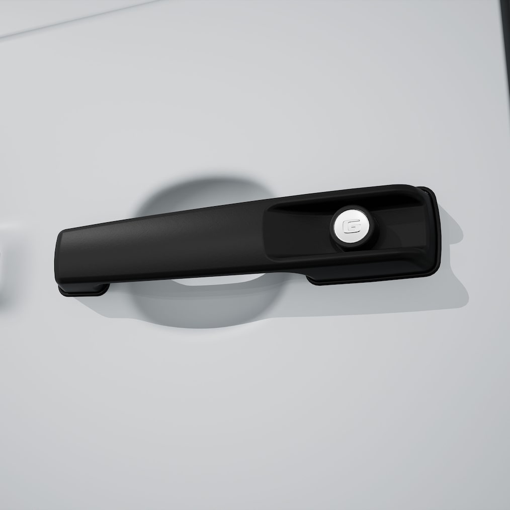 Detailní pohled na černé kliky dveří MANUFAKTUR s vyraženým logem.